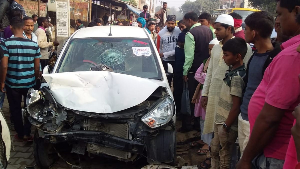 Car and Magic vehicle collide many people injured in azamgarh