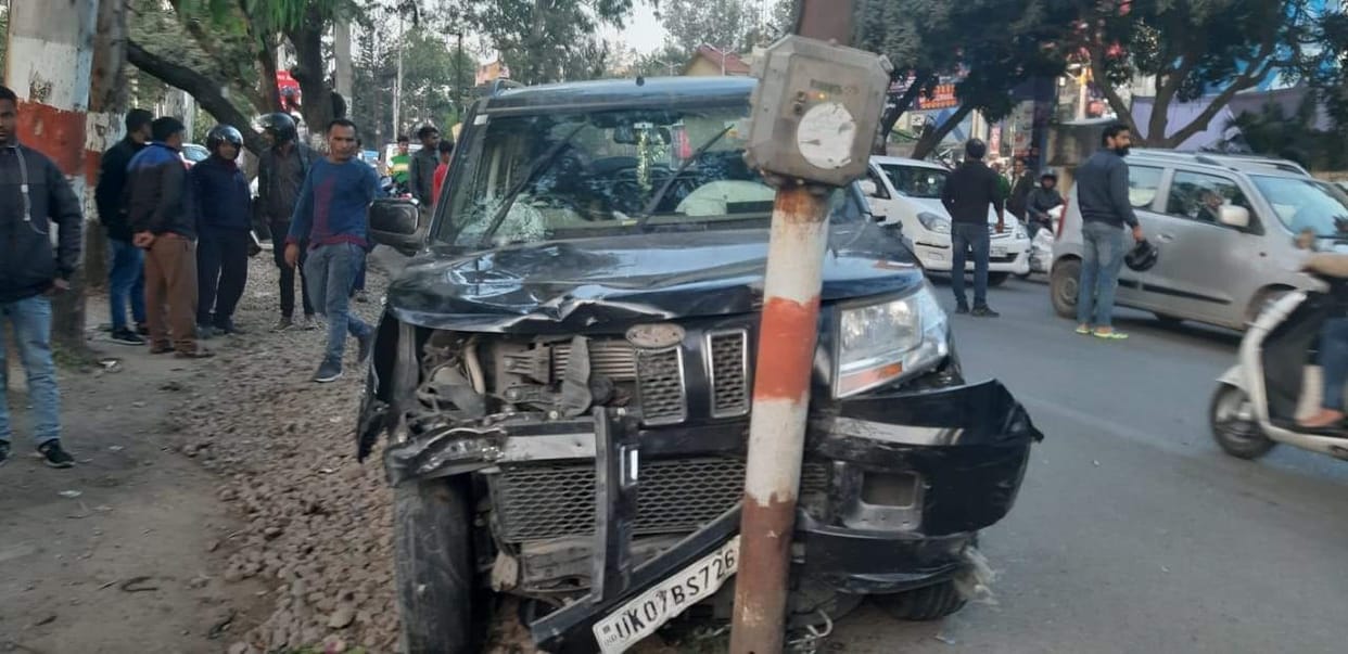 Dehradun: Drunk lawyer hit three vehicle from car, five injured