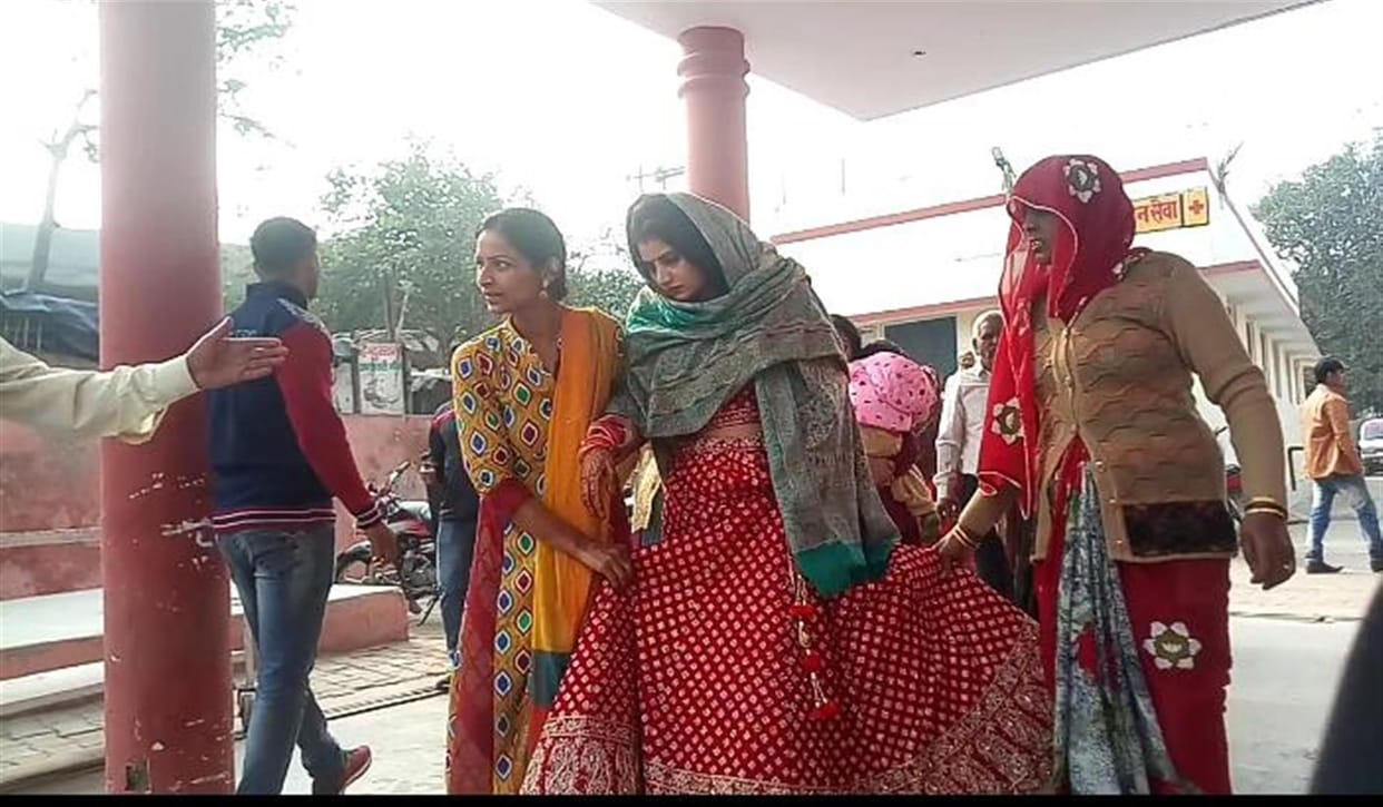 Hathras: car collided with tree, three injured including bride and groom