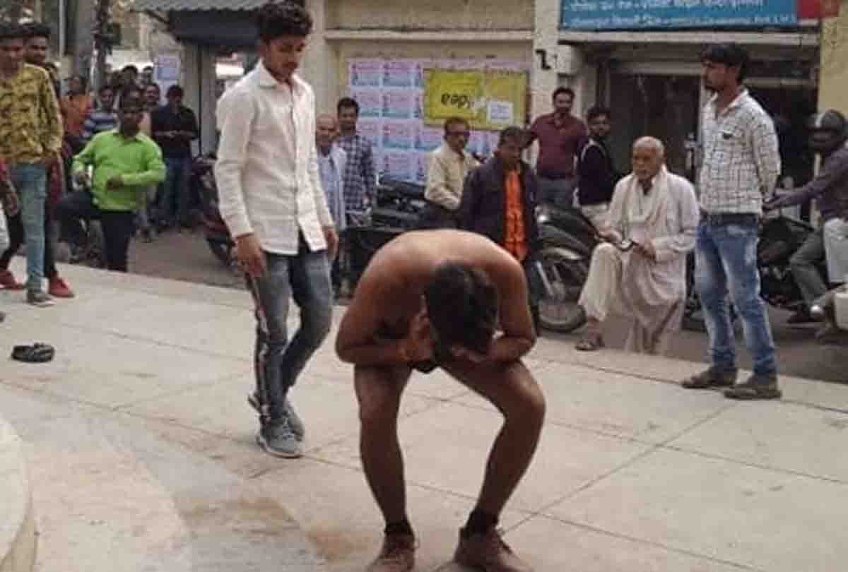 boy was beaten up on the charge of molesting and then rotate in market with the girl