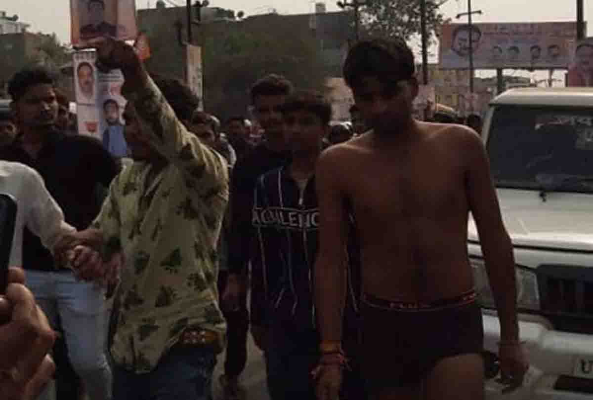 boy was beaten up on the charge of molesting and then rotate in market with the girl