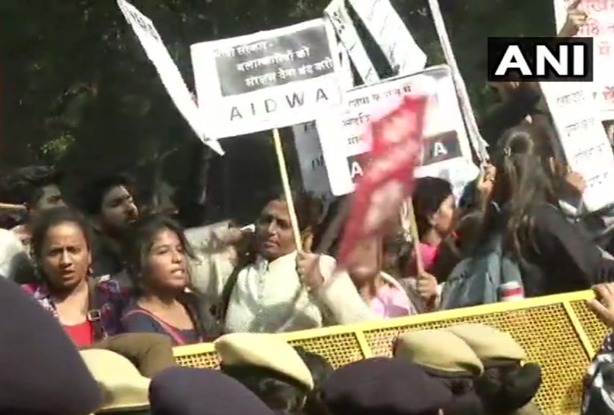 delhi protest at jantar mantar against hyderabad assault and murder case want justice slogan raised