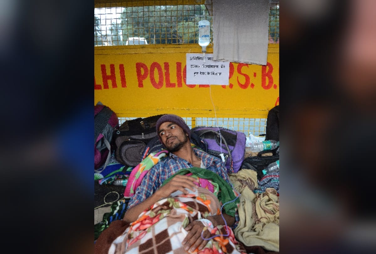 Railway group d pass divyang candidates protest hunger strike at delhi for 1 week noone came now ill