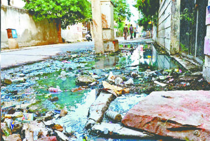 Sewer Problem in City of Tajmahal People Complaint To Cm Portal Nagar Nigam