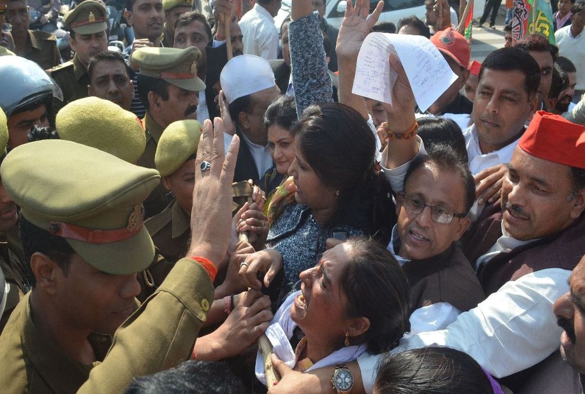 police stopped the sp workers going to protest against the government in agra