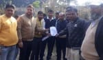 एसडीएम अमित कुमार भारतीय को ज्ञापन सौंपते करणी सेना के कार्यकर्ता।