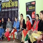 हैदराबाद की घटना पर चर्चा करतीं महिलाएं