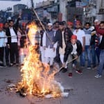 सपा कार्यकर्ताओं ने आरोपियों का पुतला फूंका