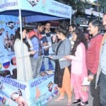 टिकटों के लिए पहुंंचे लाेग