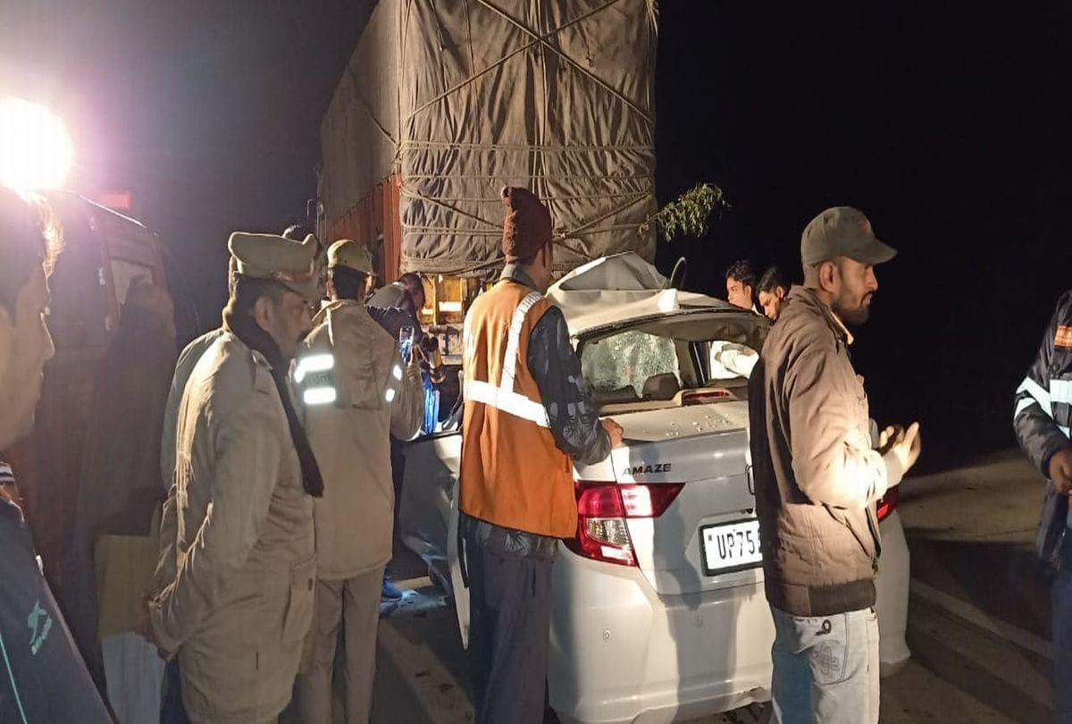 two died in car collided with truck on Yamuna Expressway
