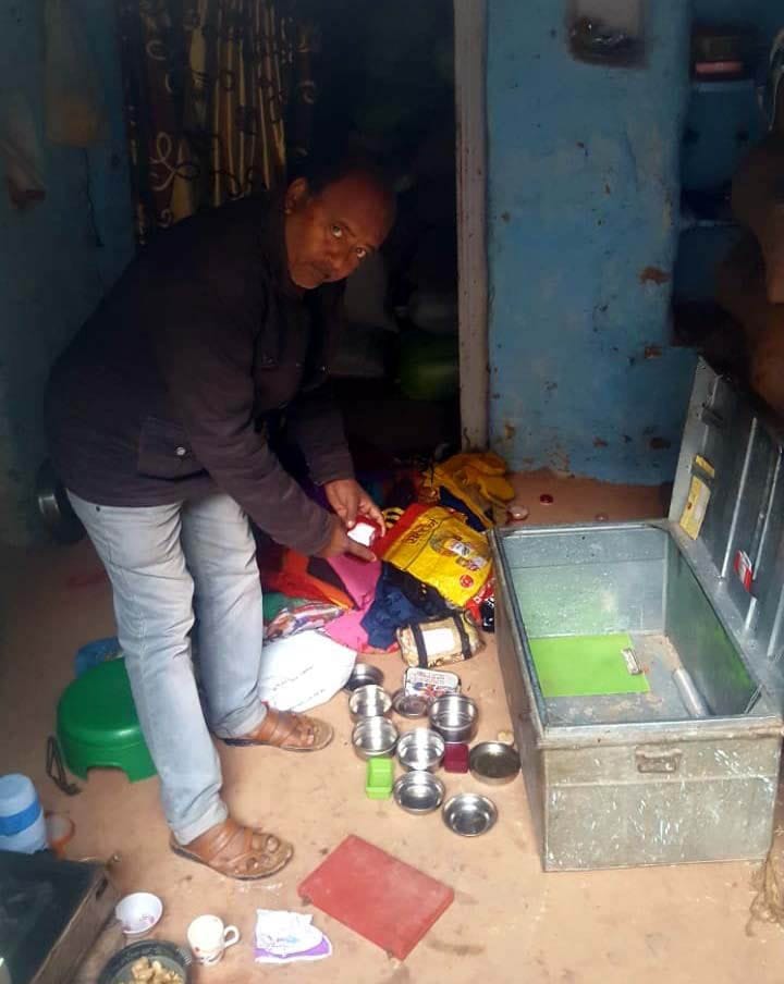 sota raha parivaar, laakhon ke jevar, nagadee le gae chor