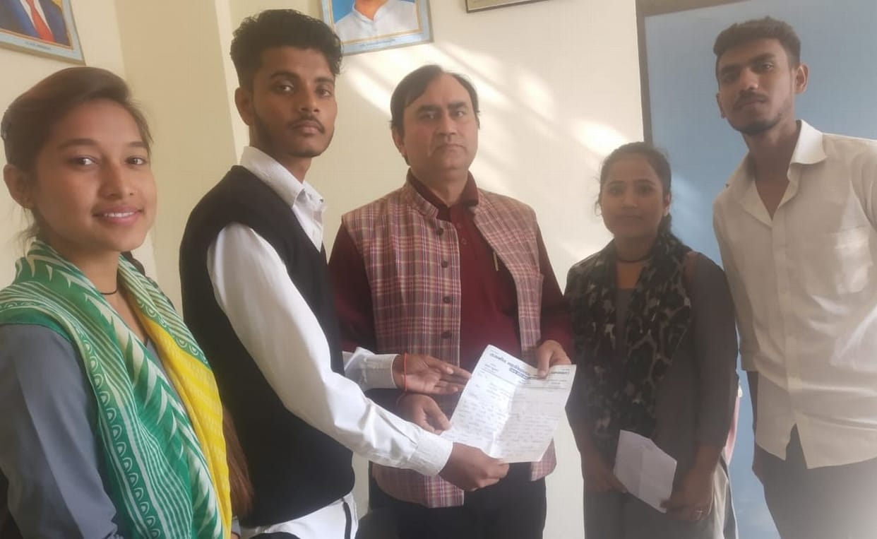 Students given meorandum