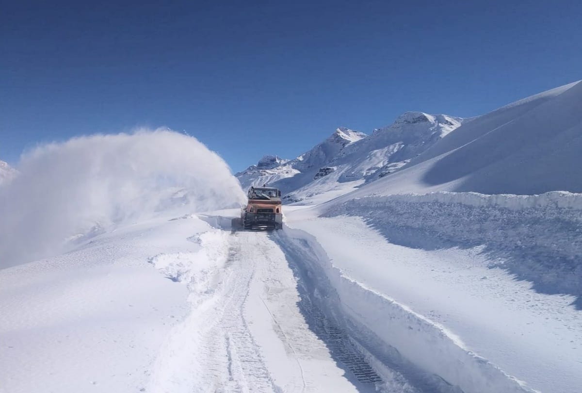 BRO removing snow at minus 35 temperature at eighteen thousand altitude
