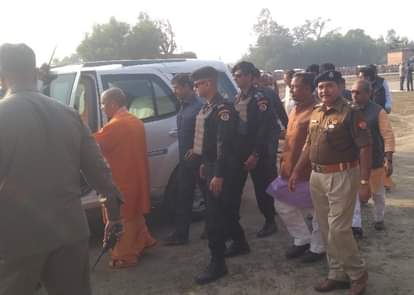 traffic rules followed by uttarpradesh chief minister yogi adityanath just 200 meter road distence