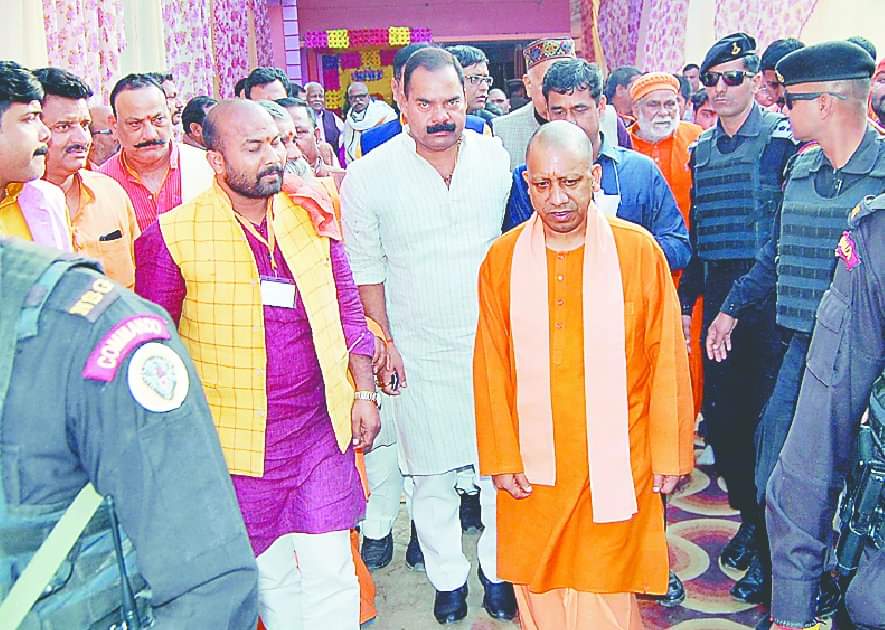 traffic rules followed by uttarpradesh chief minister yogi adityanath just 200 meter road distence