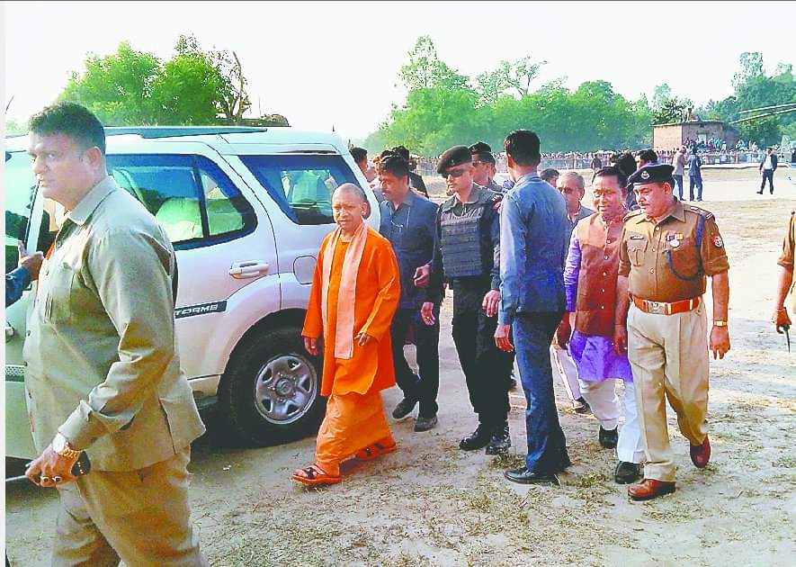 traffic rules followed by uttarpradesh chief minister yogi adityanath just 200 meter road distence