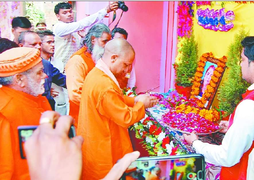 traffic rules followed by uttarpradesh chief minister yogi adityanath just 200 meter road distence