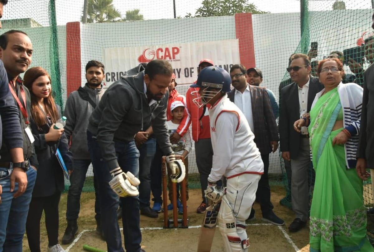 Cricketer Yusuf Pathan reached lucknow, played cricket with youth.