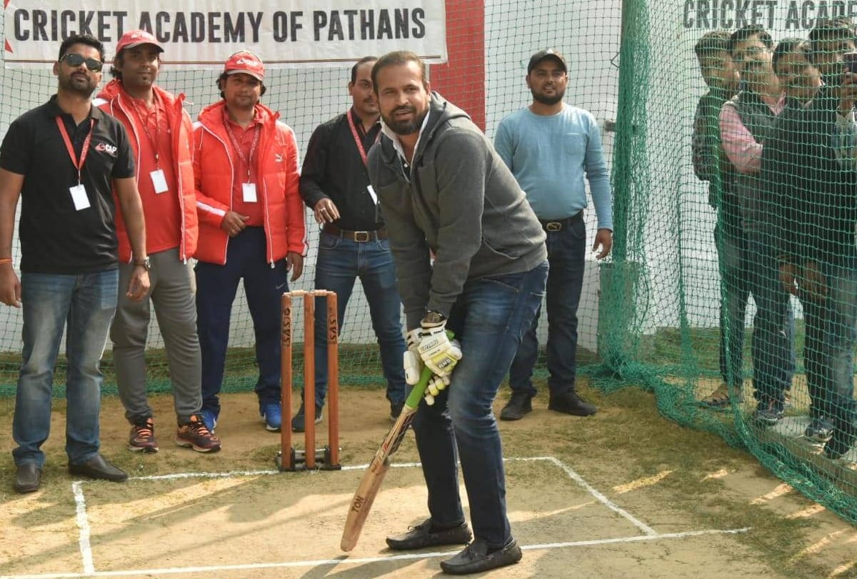 Cricketer Yusuf Pathan reached lucknow, played cricket with youth.
