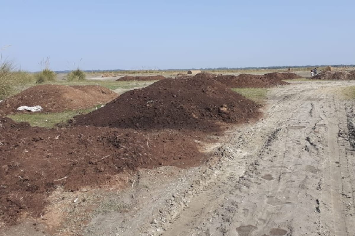 fertilizer of dead animals remain polluting the Ganga River in hastinapur meerut