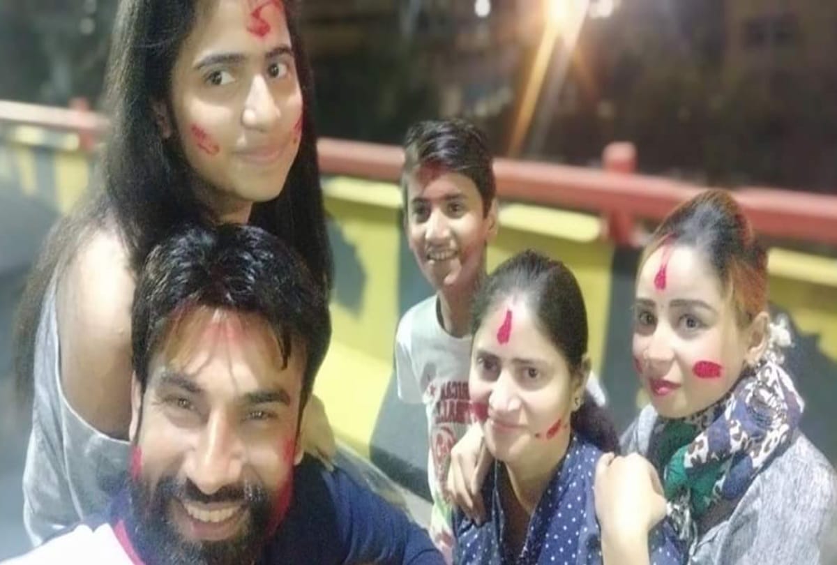 indirapuram murder and suicide case 3 chairs in balcony man jumped from 8th floor with wife manager