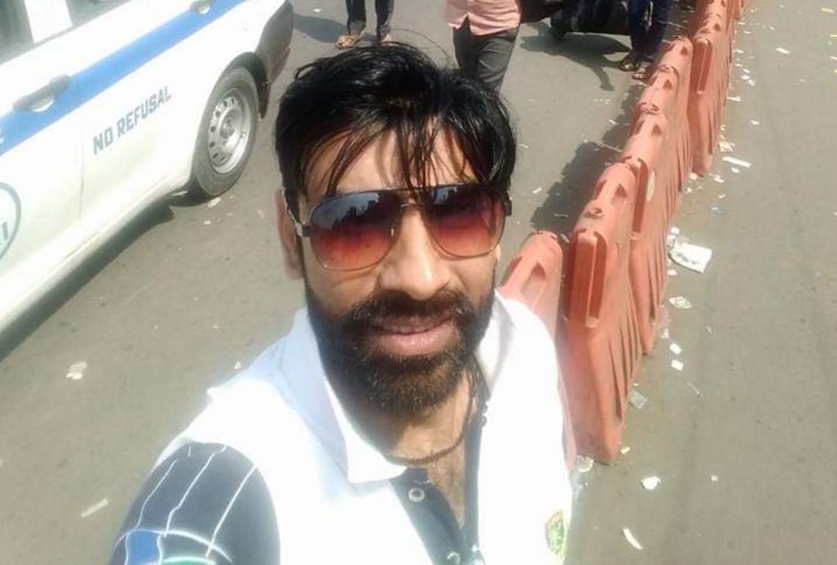 Ghaziabad indirapuram man kills son daughter video calls friend say sorry suicides with wife manager