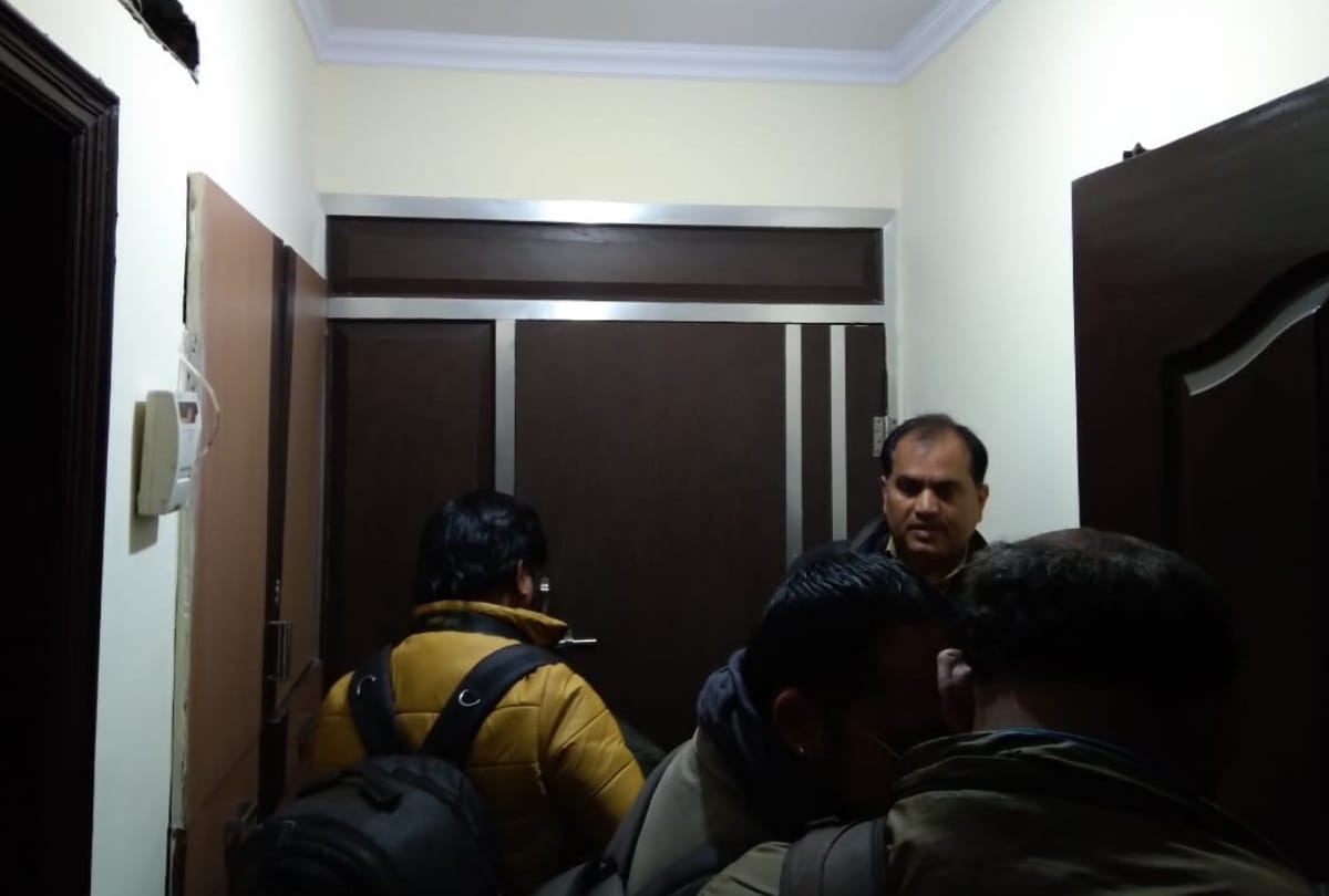indirapuram murder and suicide case 3 chairs in balcony man jumped from 8th floor with wife manager