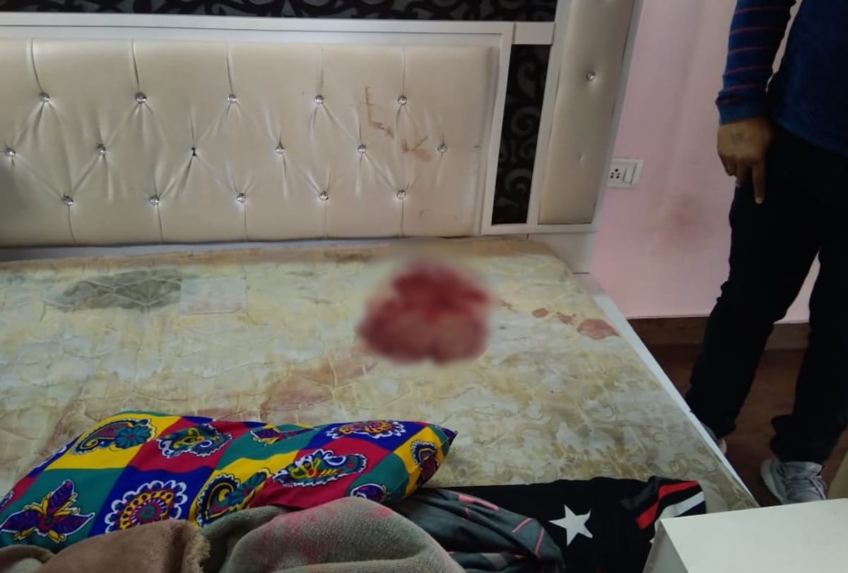 ghaziabad indirapuram man inject drug to son daughter before murder then suicide with wife manager