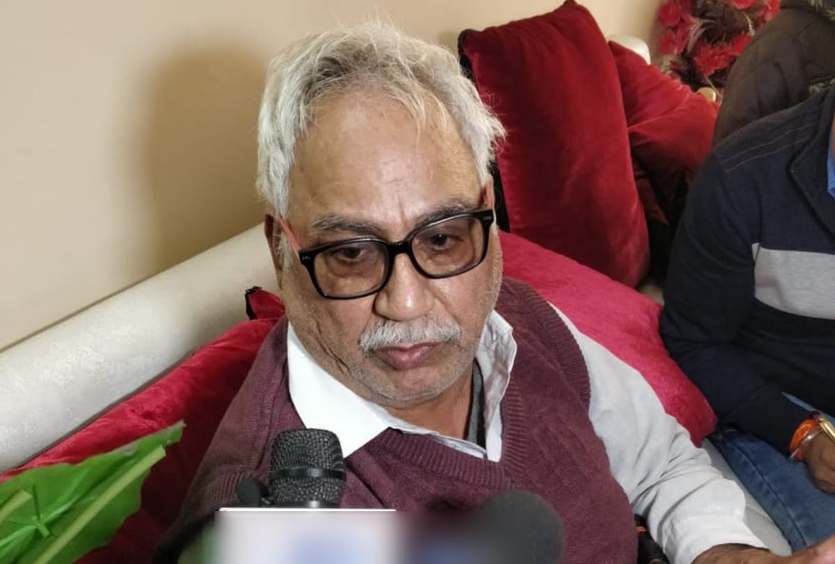 Ghaziabad indirapuram man kills son daughter video calls friend say sorry suicides with wife manager