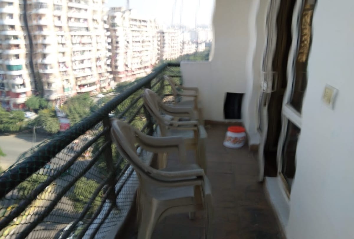 indirapuram murder and suicide case 3 chairs in balcony man jumped from 8th floor with wife manager