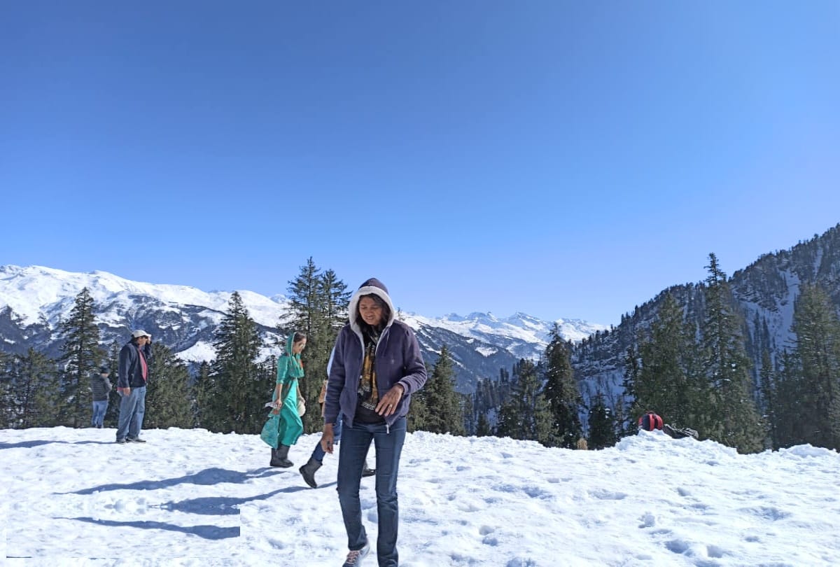 Tourist Influx in snow-logged valleys of manali himachal , see spectacular pictures
