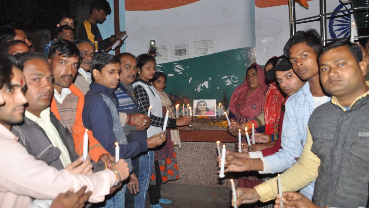 Bajrang army workers paid tribute to the burning of candles