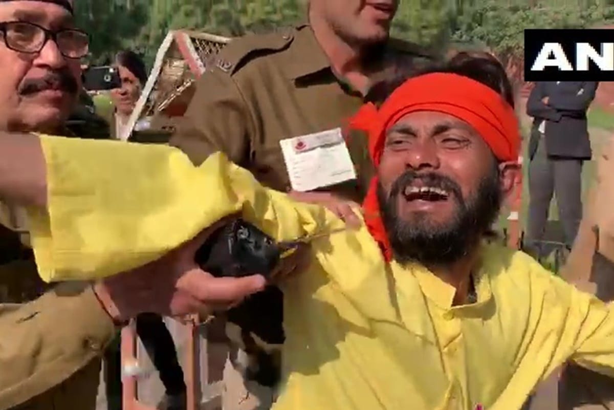 man came in front of Rajnath Singh convoy, wanted to meet PM Narendra Modi