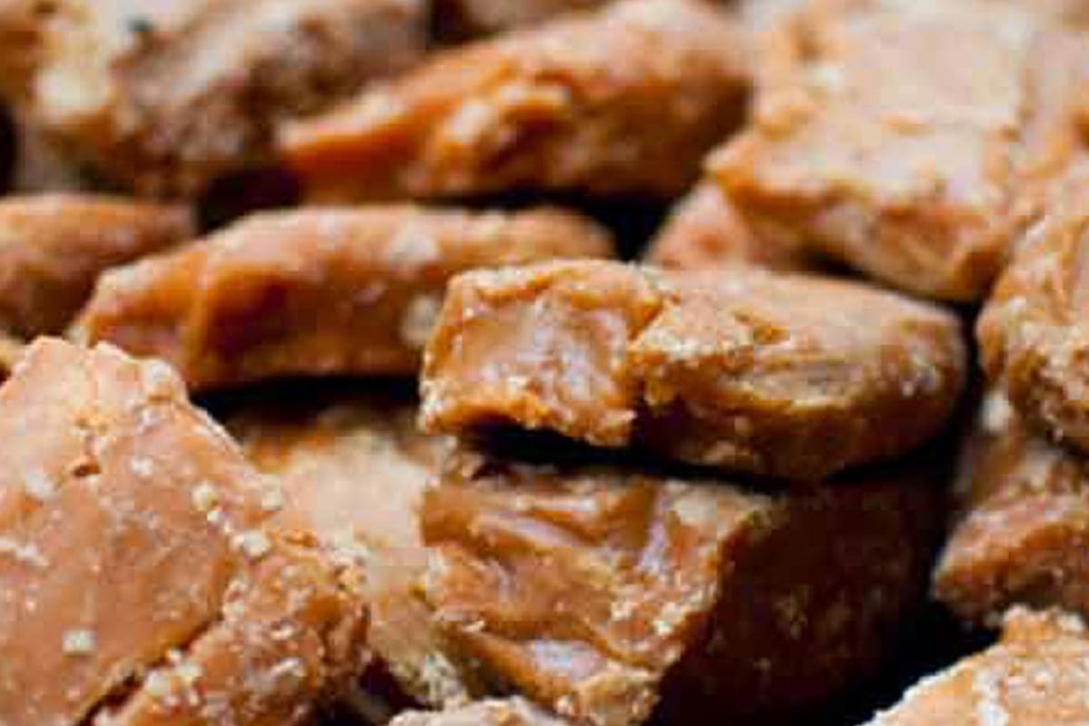 The traders have started an strike against illegal trading of jaggery in Uttar Pradesh