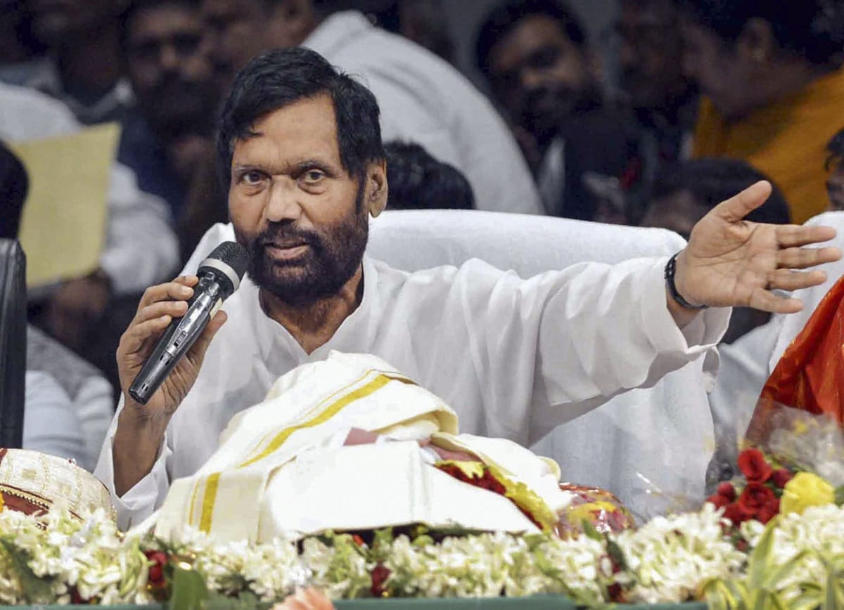 Ramvilas paswan admit in Hospital tweets and says i am with chirag in every decision