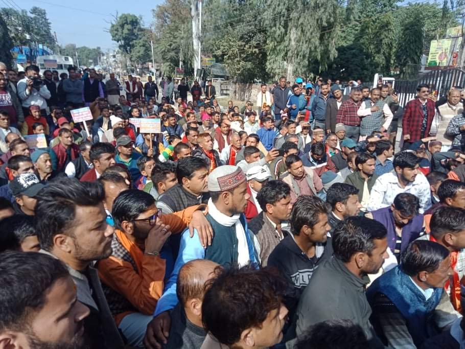 Congress protest against Onion and Shrine Board in Uttarakhand assembly winter session 2019