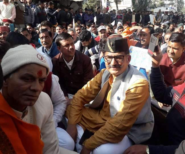 Congress protest against Onion and Shrine Board in Uttarakhand assembly winter session 2019