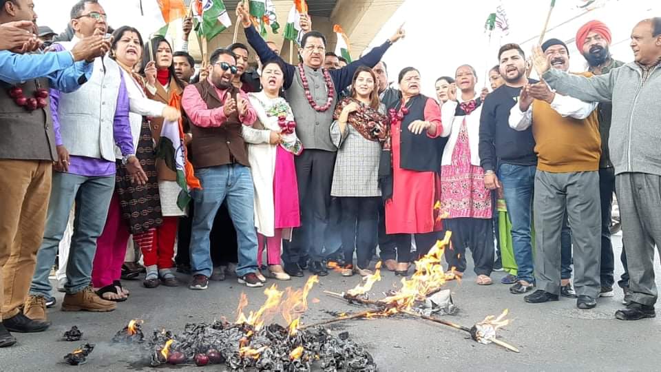 Congress protest against Onion and Shrine Board in Uttarakhand assembly winter session 2019