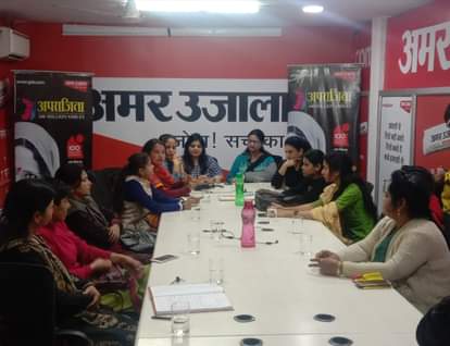 अमर उजाला दफ्तर में अपराजिता मुहिम के तहत हैदराबाद में महिला डॉक्टर की रेप कर हत्या के विरोध में आयोजित परिचर्चा में राय रखती महिलाएं