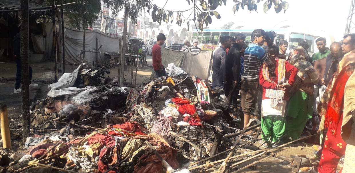 lakhs of rupees worth of goods burnt in three quit shops