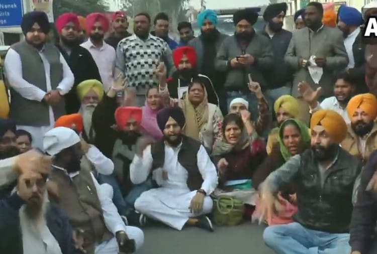 Akali Dal protests after Police detains their party worker, Eve Teasing