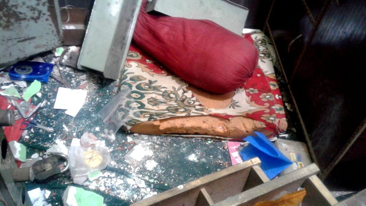 24 lakhs rupee stolen goldsmith shop