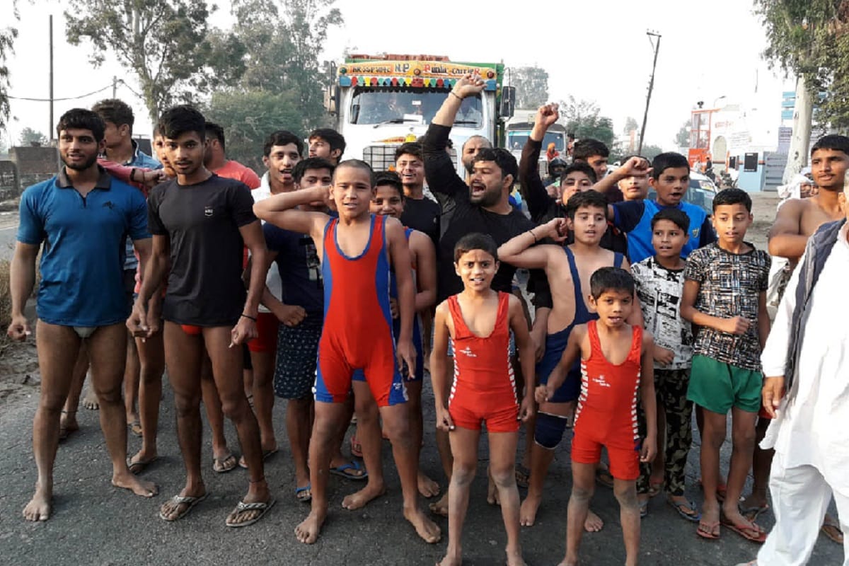 The wrestlers of Baghpat ruckus on highway against the film commandos 3 and warned of protest