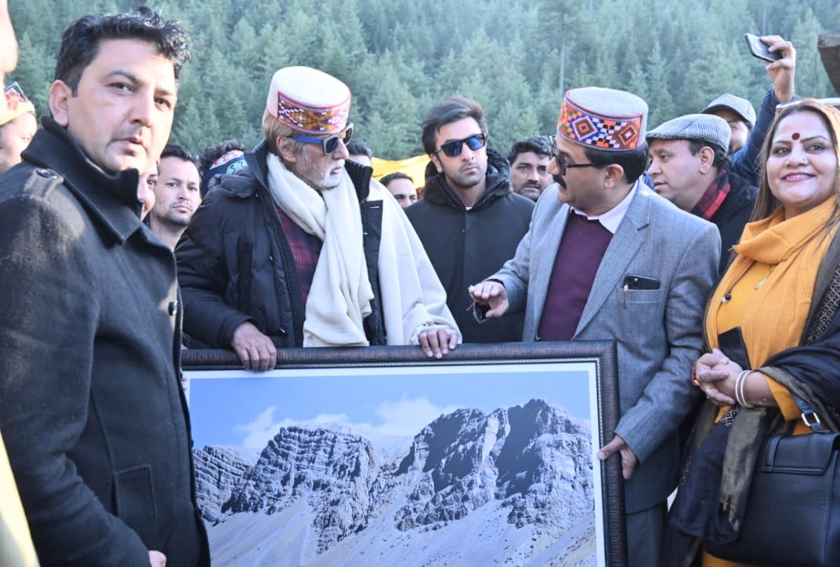 Amitabh returned to Mumbai after completing film shooting in Manali
