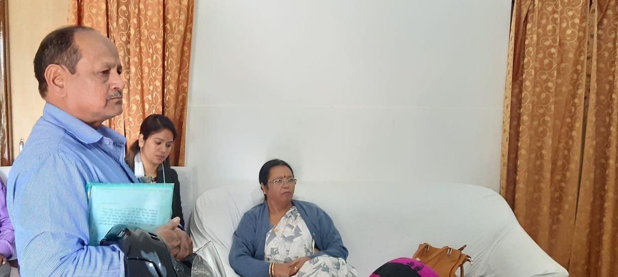 The teacher's father cried in front of the Women's Commission member