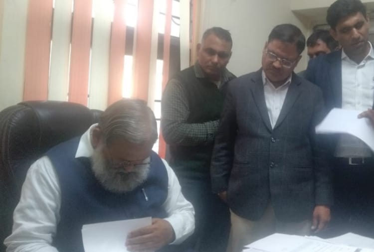 Haryana Home minister Anil vij suddenly visits Nagar Nigam Office