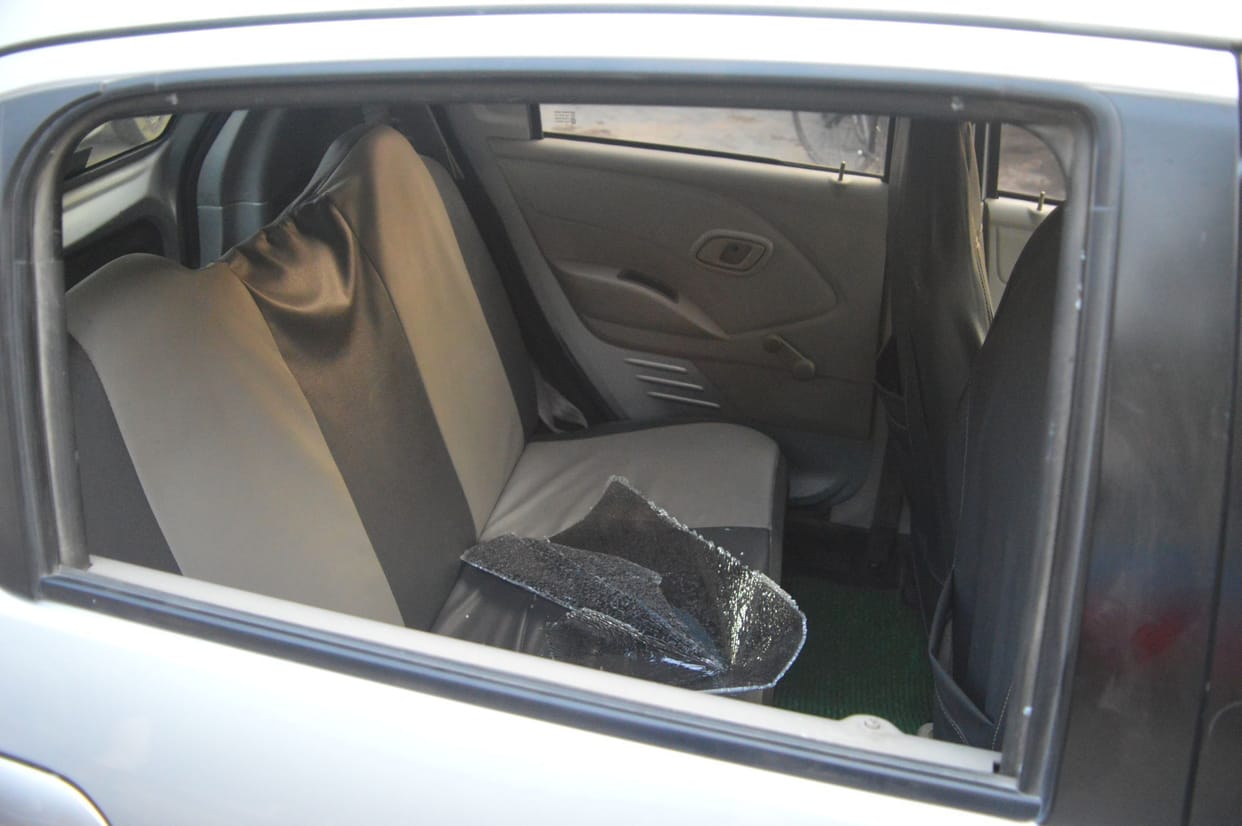 Laptop stolen after breaking the glass of Bankmitra's car