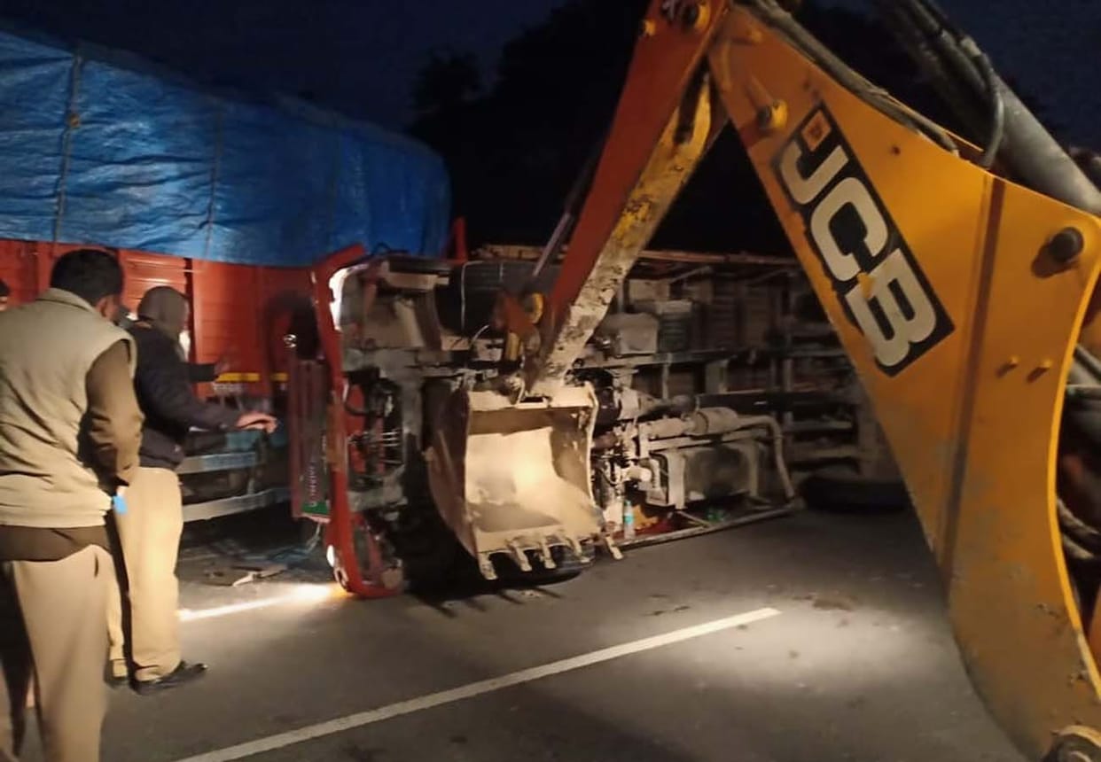 12 people injured in road accident in hardoi