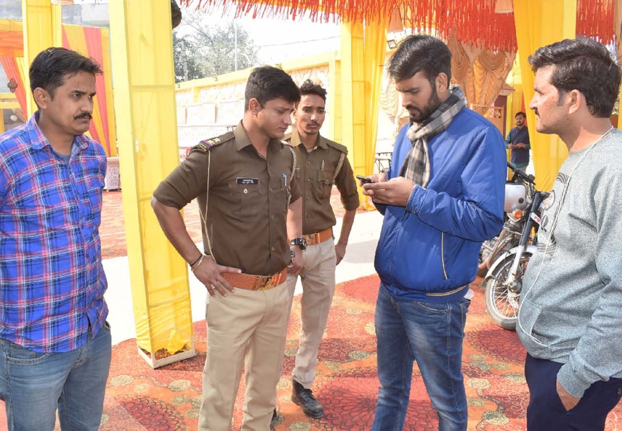 Two youths absconded with a bag full of six lakh jewelry from blessing ceremony in hardoi