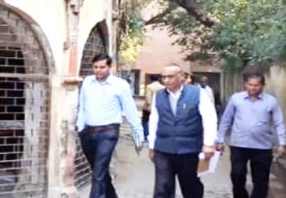 अतिरिक्त सूचनाधिकारी के साथ कार्यालय जाते सीबीआई अधिकारी
